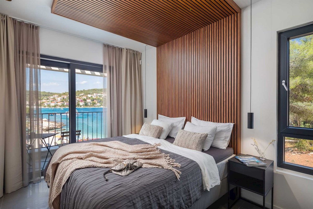 Villa di lusso sul lungomare con piscina e campo da tennis