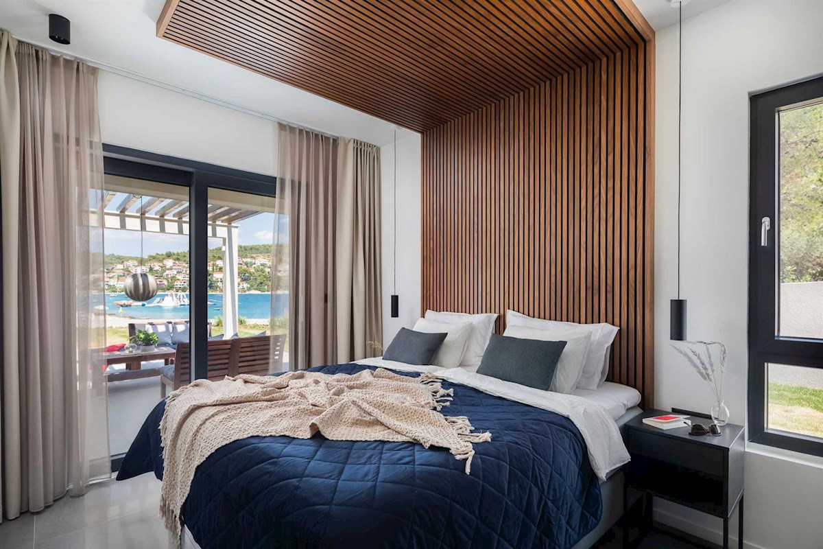 Villa di lusso sul lungomare con piscina e campo da tennis