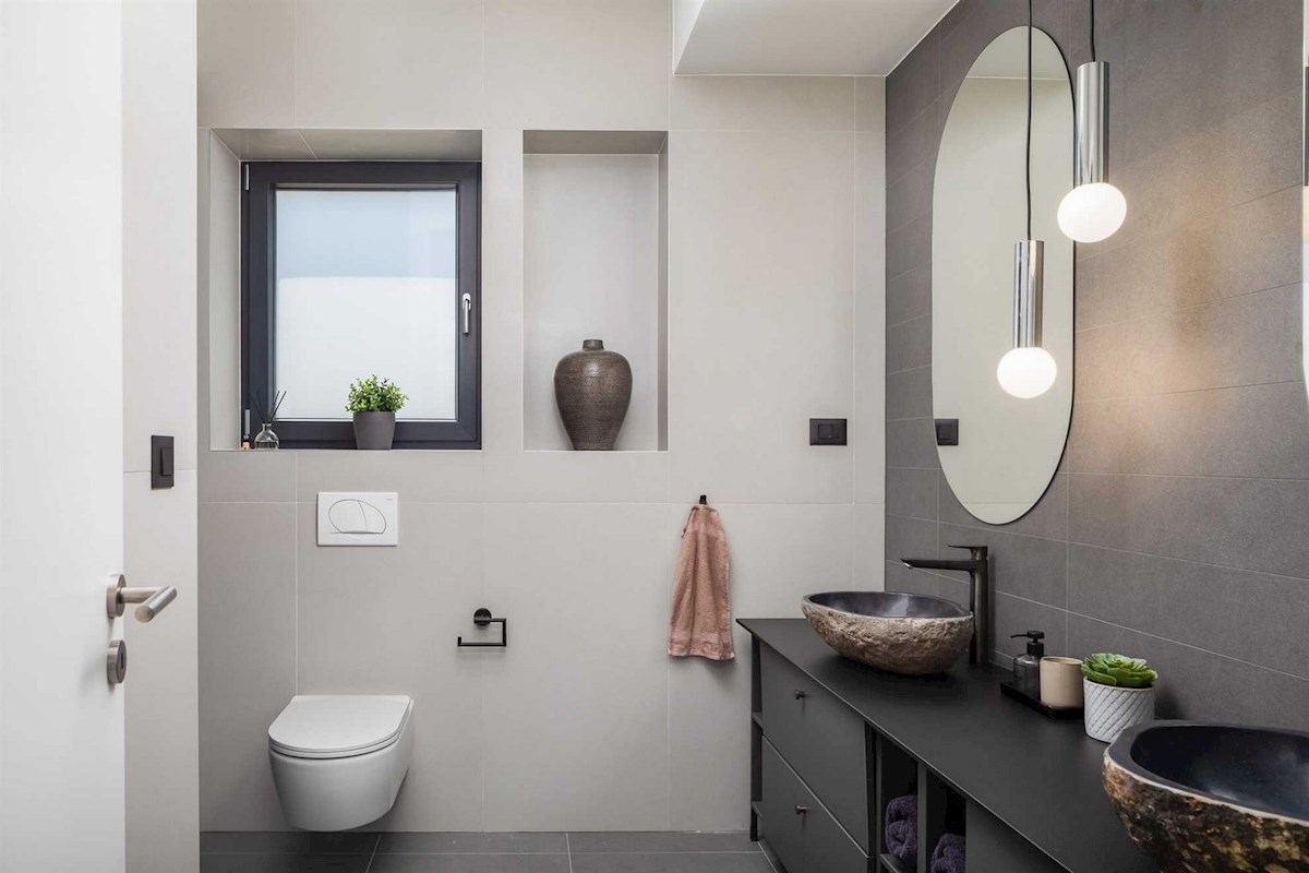 Villa di lusso sul lungomare con piscina e campo da tennis