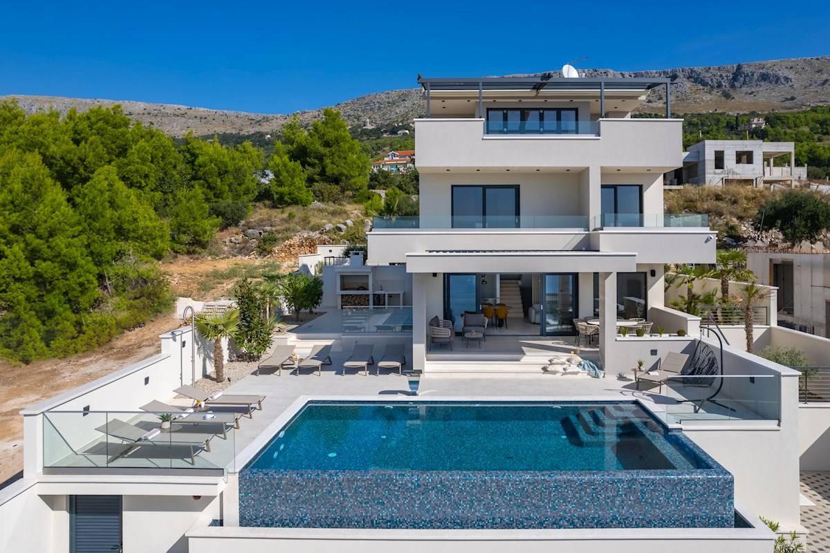 Villa moderna di nuova costruzione con vista sul mare aperto vicino a Spalato