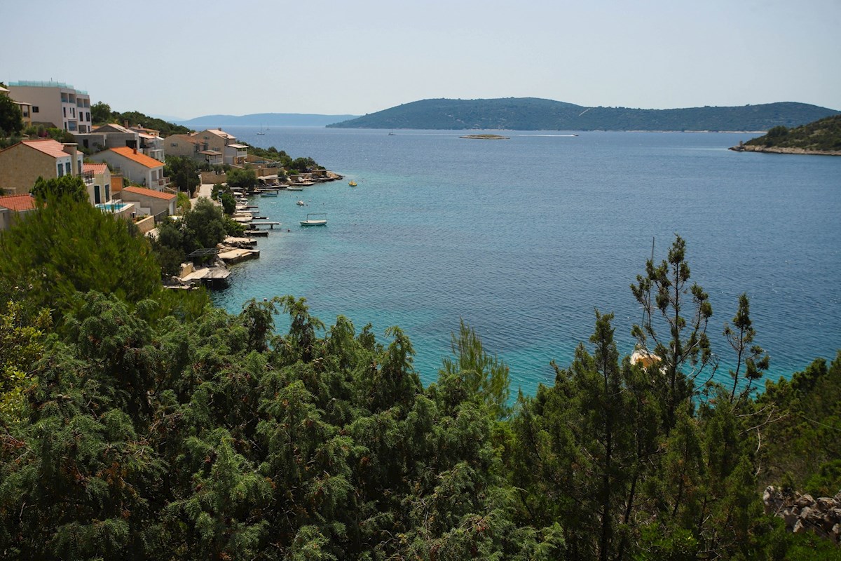 Ampio terreno esposto a sud in riva al mare con un progetto vicino a Trogir