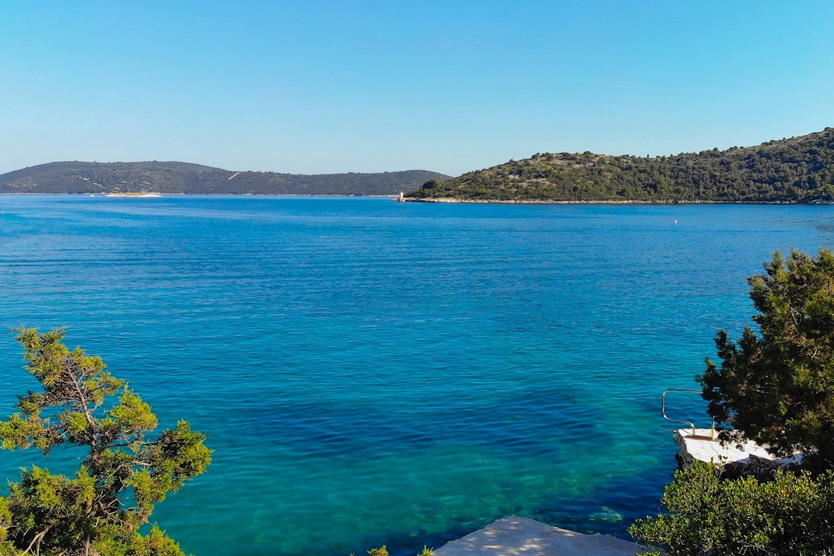 Ampio terreno esposto a sud in riva al mare con un progetto vicino a Trogir