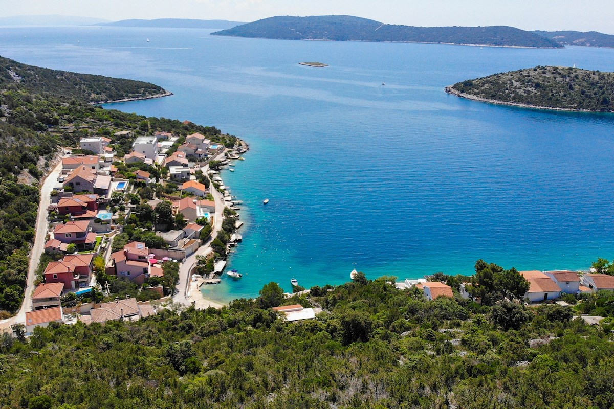 Ampio terreno esposto a sud in riva al mare con un progetto vicino a Trogir