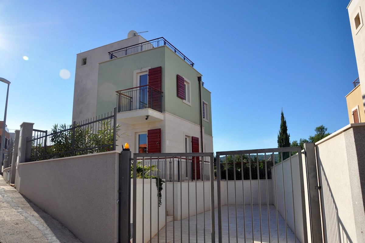 Azure Bay Residence - Moderne ville mediterranee con piscina sull'isola di Brač