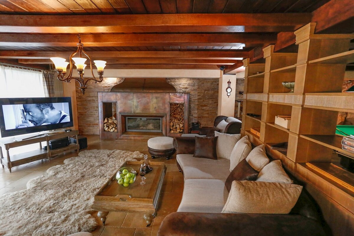 Villa in pietra con interni eleganti in una posizione eccezionale vicino al mare