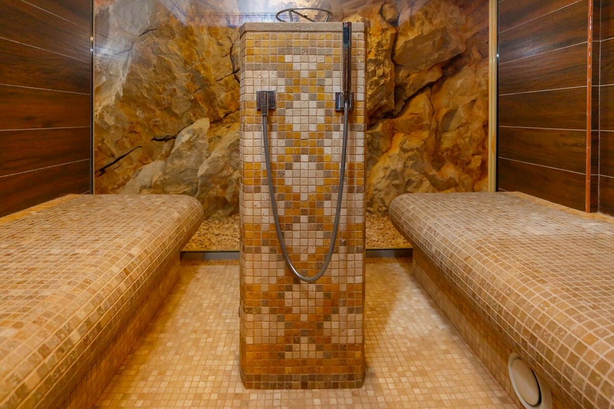 Villa in pietra con interni eleganti in una posizione eccezionale vicino al mare