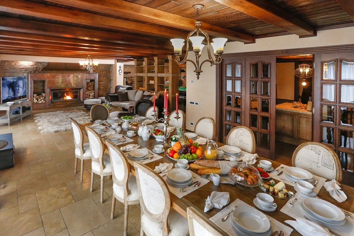 Villa in pietra con interni eleganti in una posizione eccezionale vicino al mare