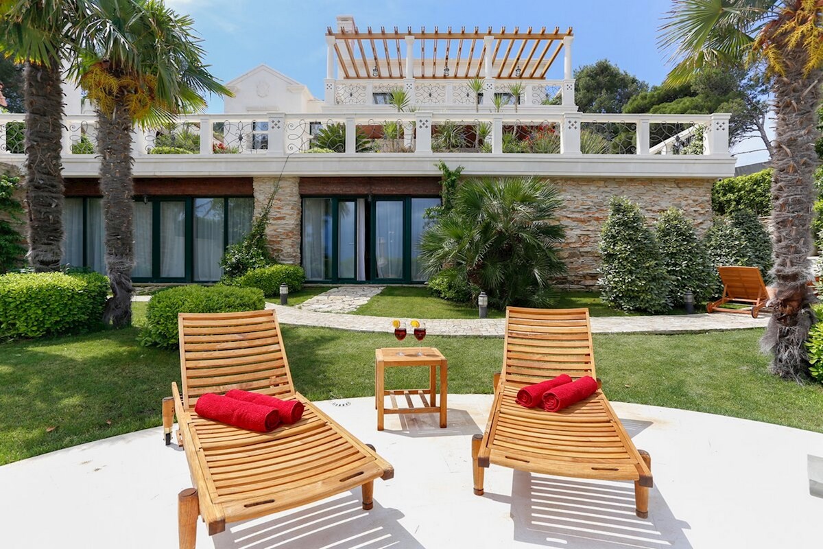 Villa in pietra con interni eleganti in una posizione eccezionale vicino al mare