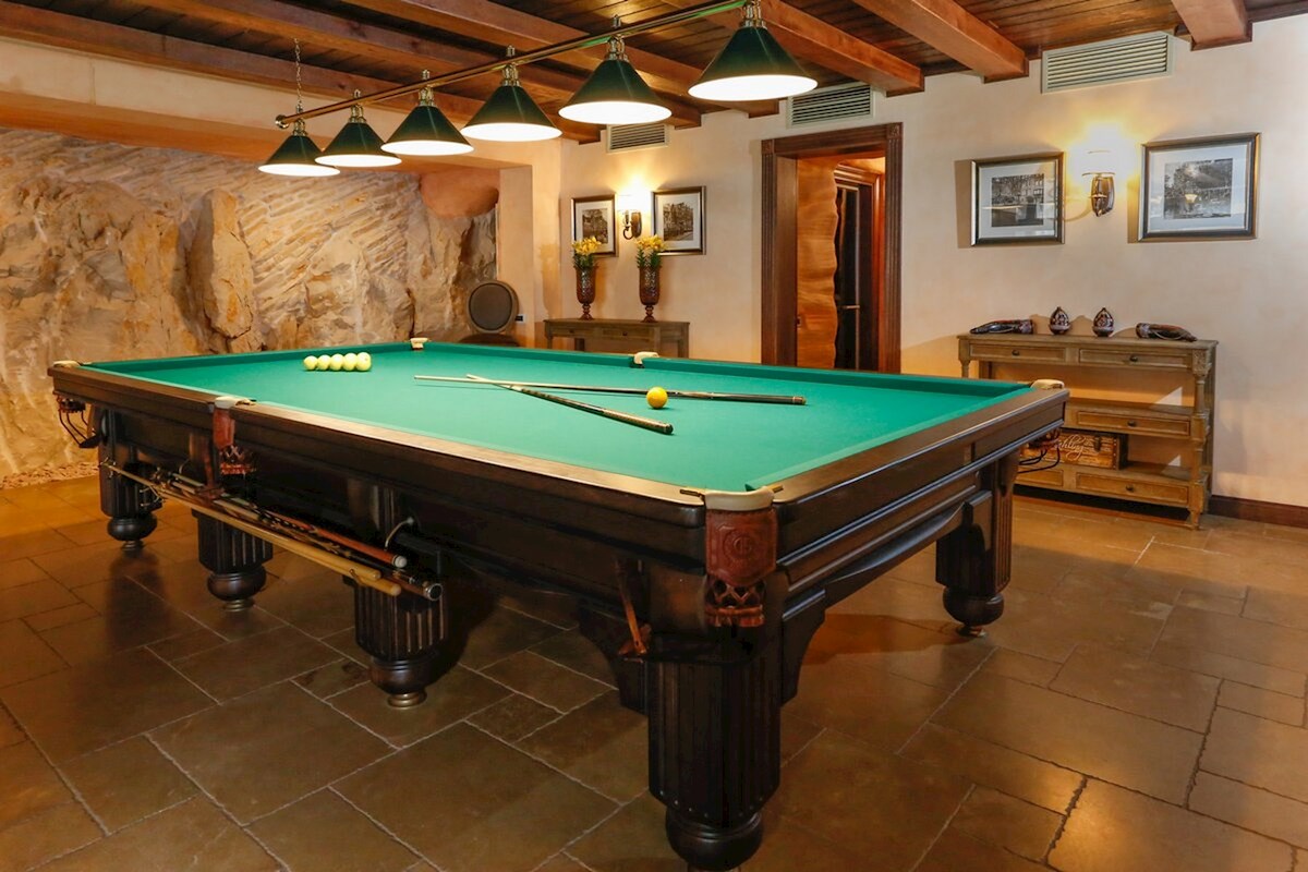 Villa in pietra con interni eleganti in una posizione eccezionale vicino al mare