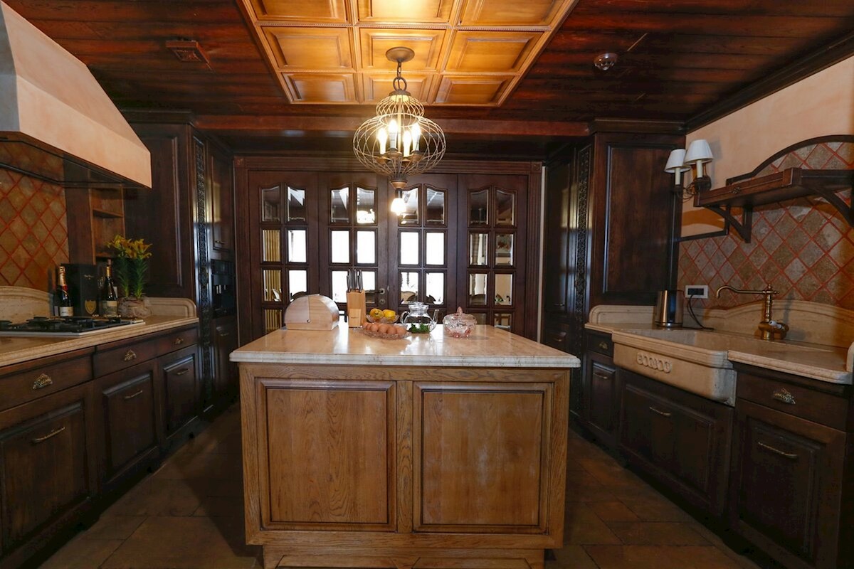 Villa in pietra con interni eleganti in una posizione eccezionale vicino al mare