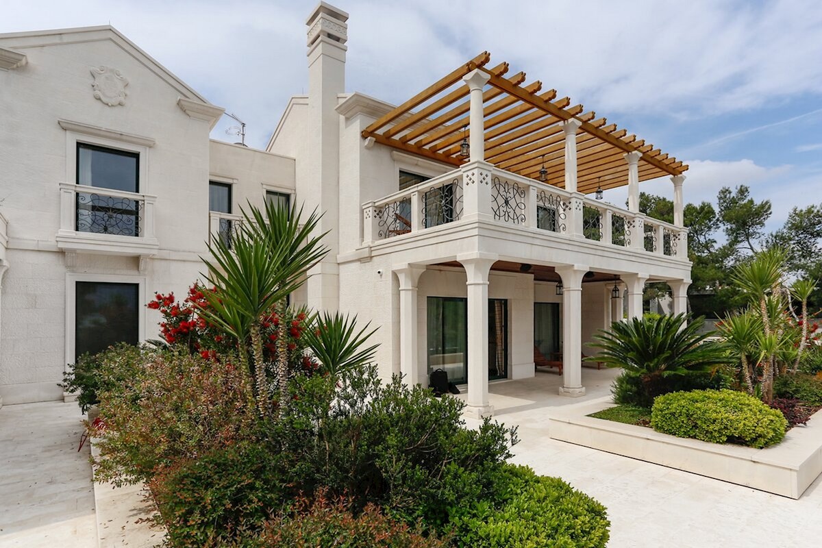 Villa in pietra con interni eleganti in una posizione eccezionale vicino al mare