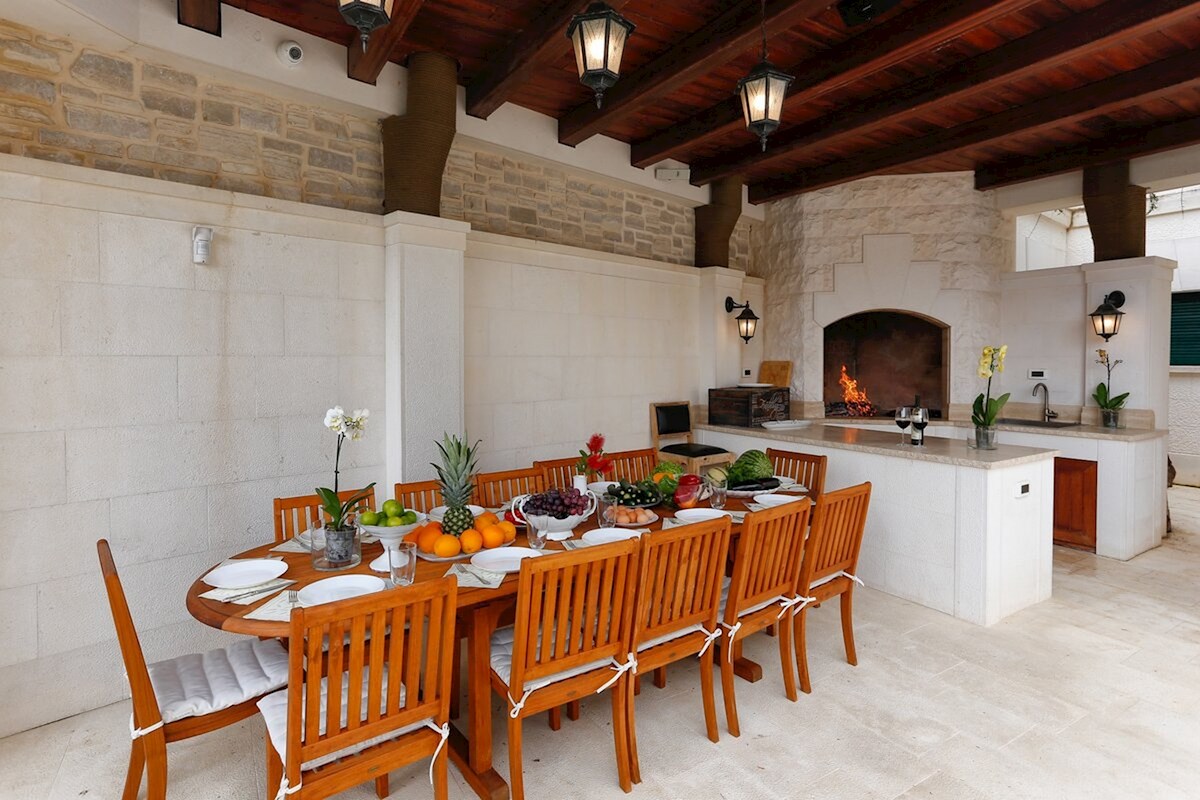 Villa in pietra con interni eleganti in una posizione eccezionale vicino al mare