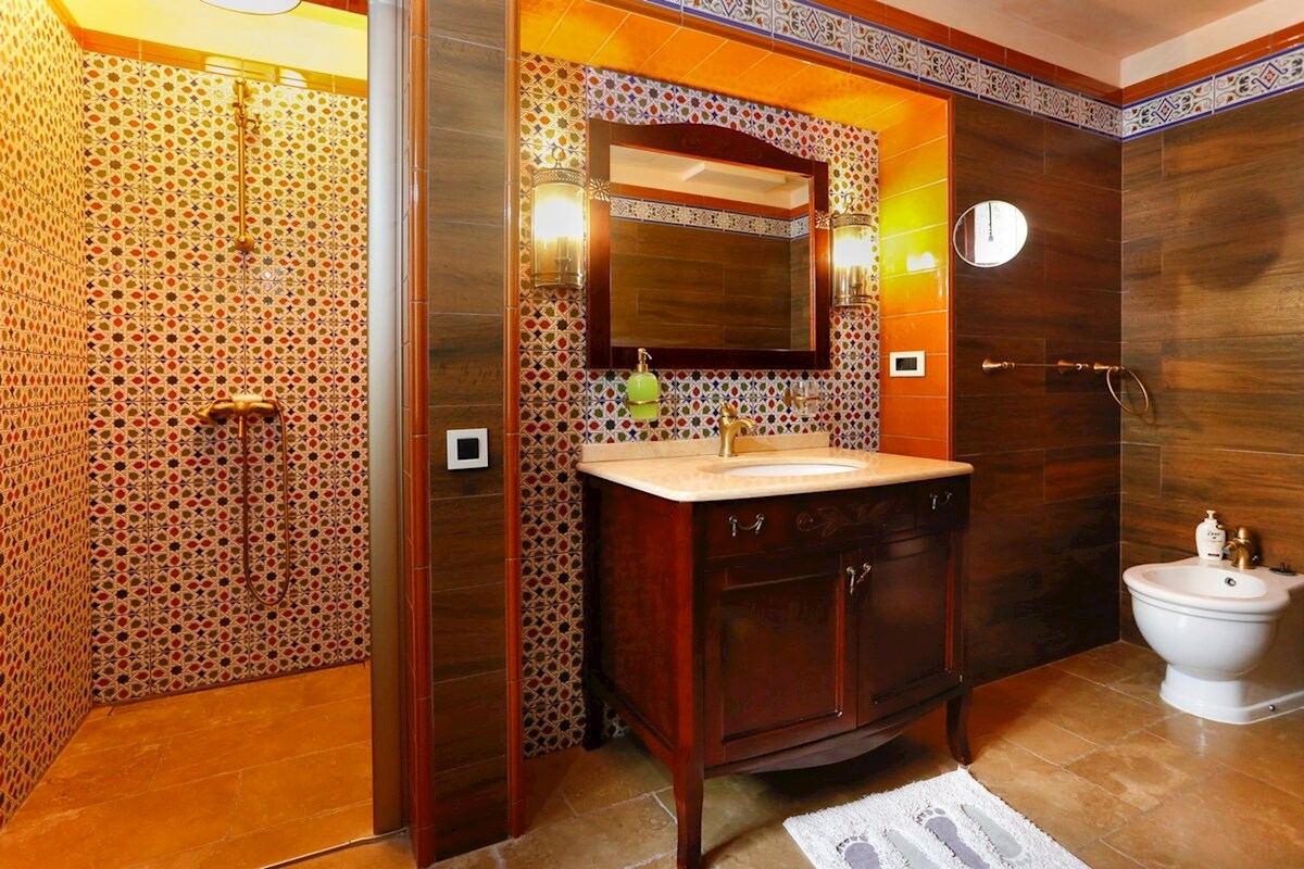 Villa in pietra con interni eleganti in una posizione eccezionale vicino al mare