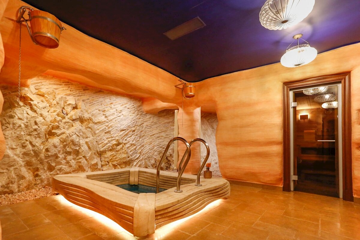 Villa in pietra con interni eleganti in una posizione eccezionale vicino al mare