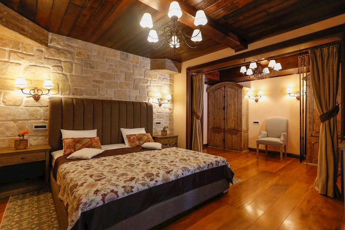 Villa in pietra con interni eleganti in una posizione eccezionale vicino al mare