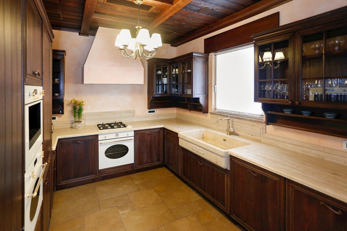 Villa in pietra con interni eleganti in una posizione eccezionale vicino al mare