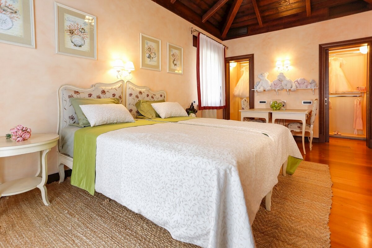 Villa in pietra con interni eleganti in una posizione eccezionale vicino al mare