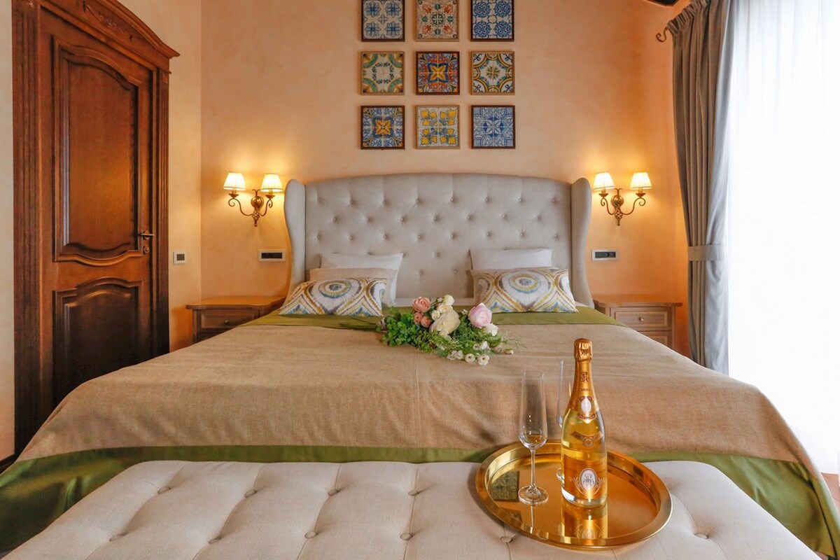 Villa in pietra con interni eleganti in una posizione eccezionale vicino al mare