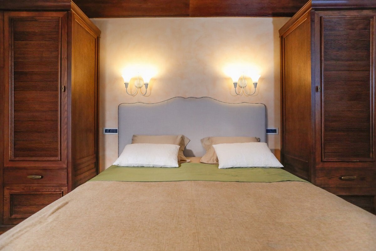 Villa in pietra con interni eleganti in una posizione eccezionale vicino al mare