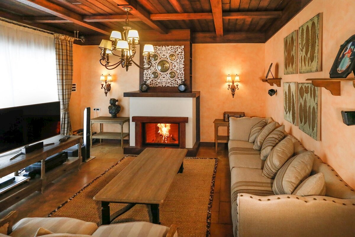 Villa in pietra con interni eleganti in una posizione eccezionale vicino al mare