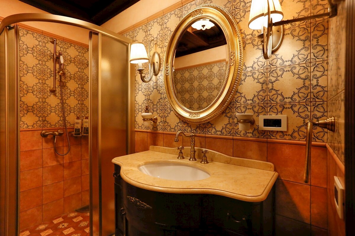 Villa in pietra con interni eleganti in una posizione eccezionale vicino al mare