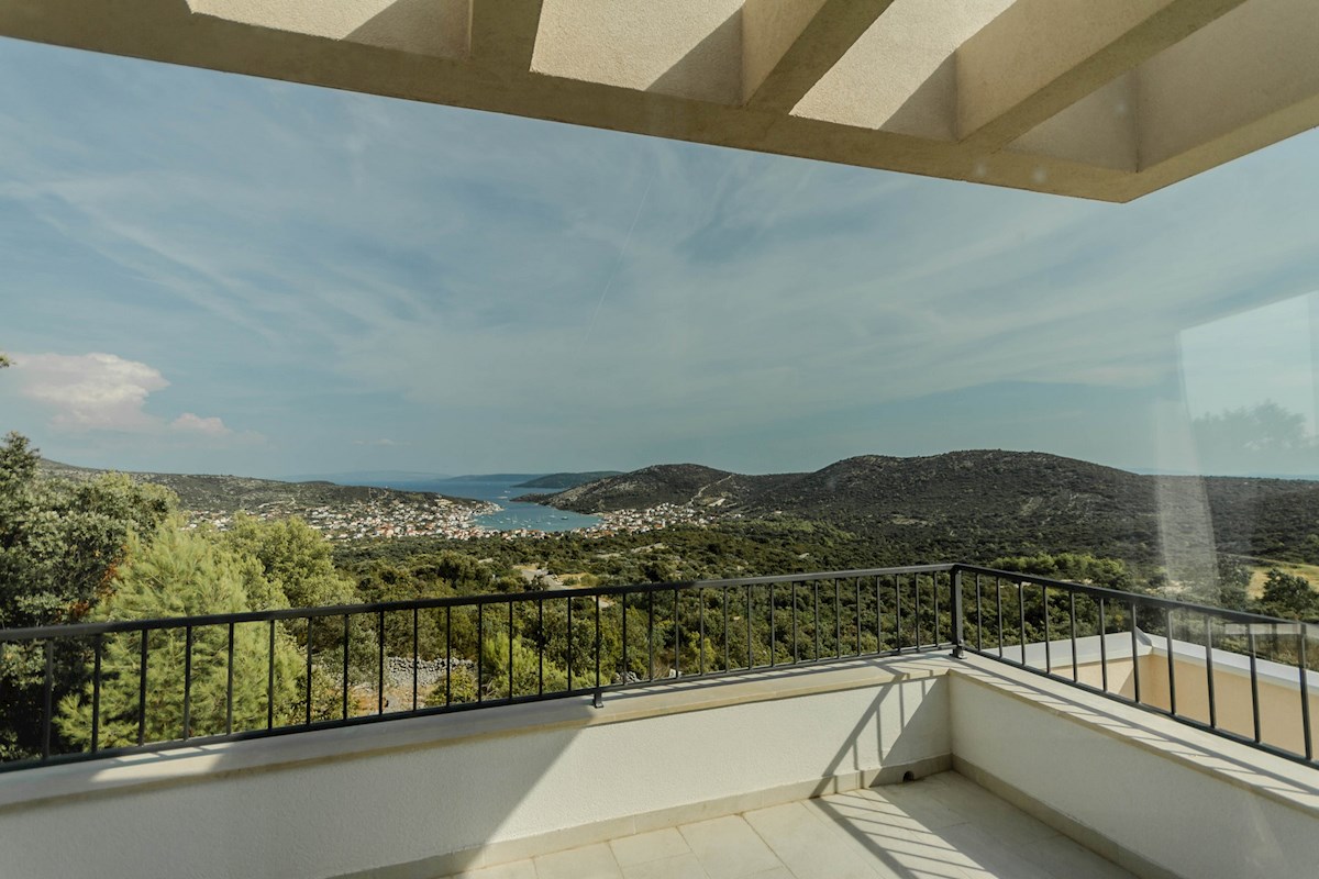 Villa di nuova costruzione con piscina e spettacolare vista mare
