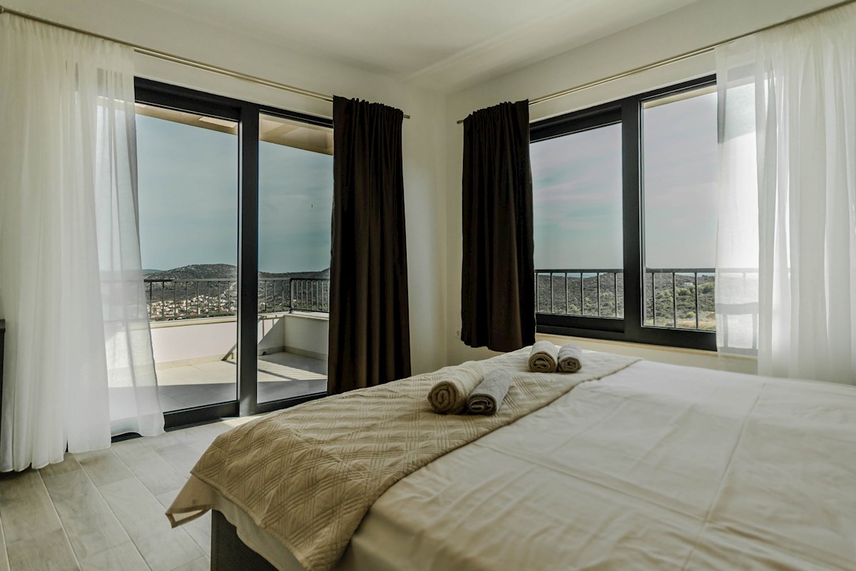 Villa di nuova costruzione con piscina e spettacolare vista mare