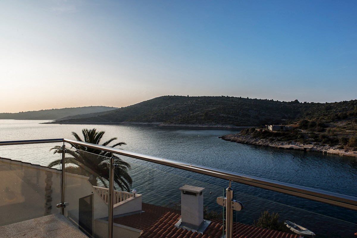Villa fronte mare in una posizione esclusiva vicino a Rogoznica