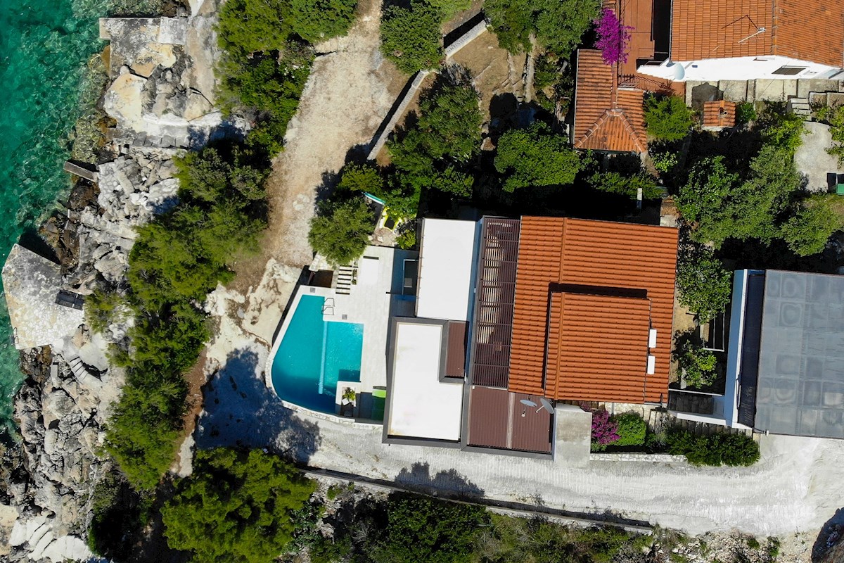 Villa moderna in prima fila al mare