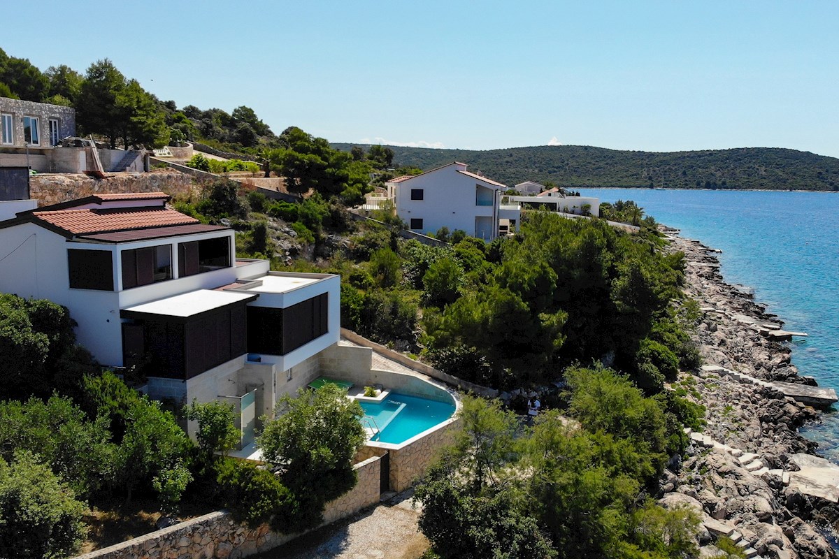 Villa moderna in prima fila al mare