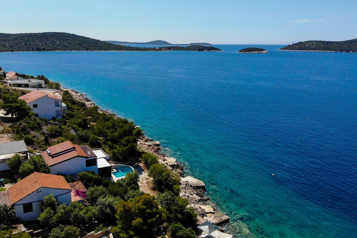 Villa moderna in prima fila al mare