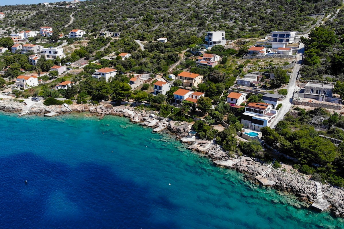 Villa moderna in prima fila al mare