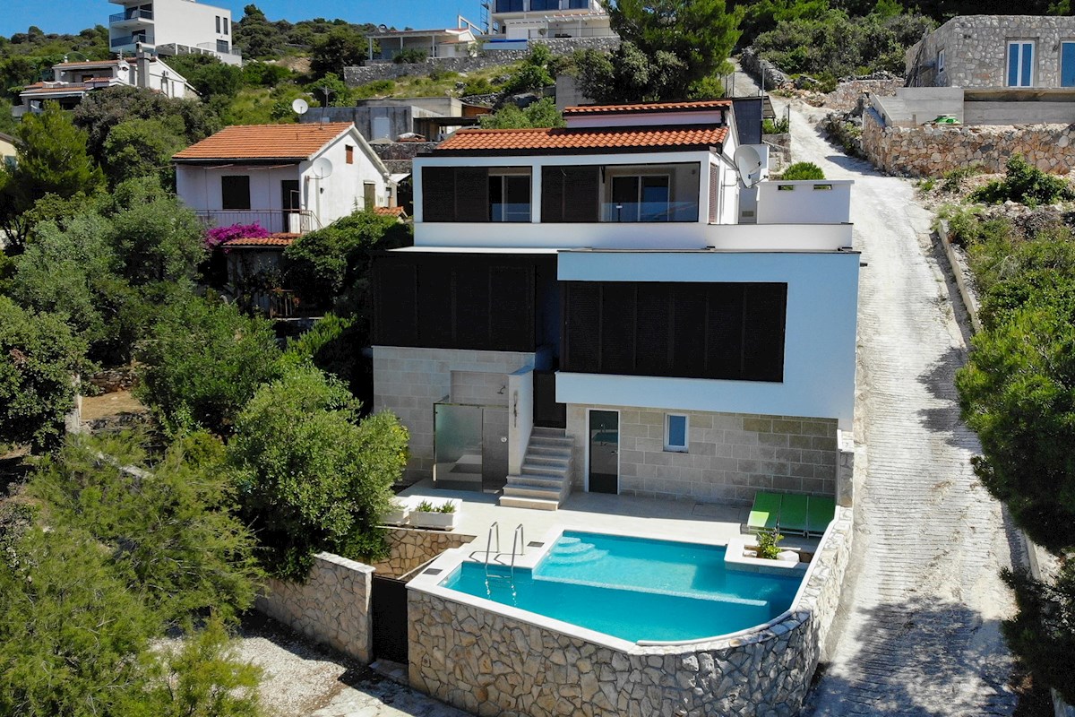 Villa moderna in prima fila al mare