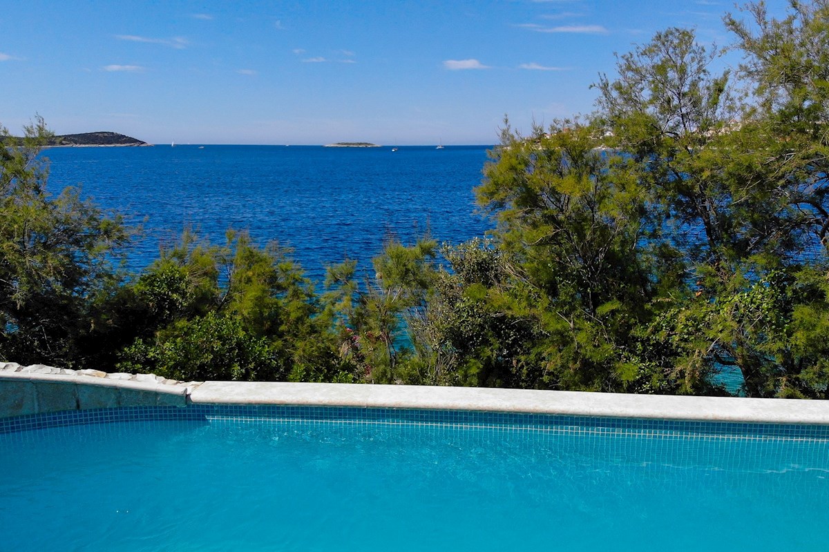 Villa moderna in prima fila al mare