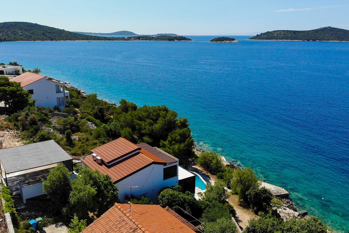 Villa moderna in prima fila al mare