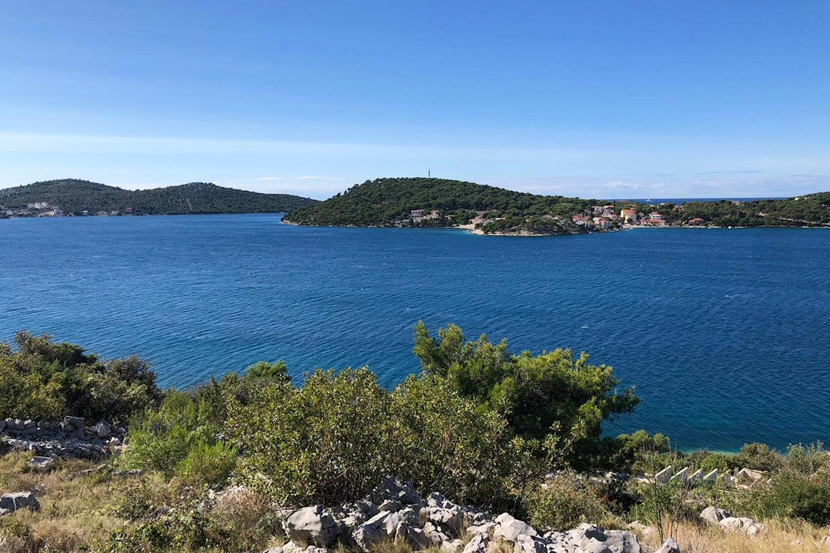 Terreno con permesso e vista sul mare aperto vicino a Rogoznica