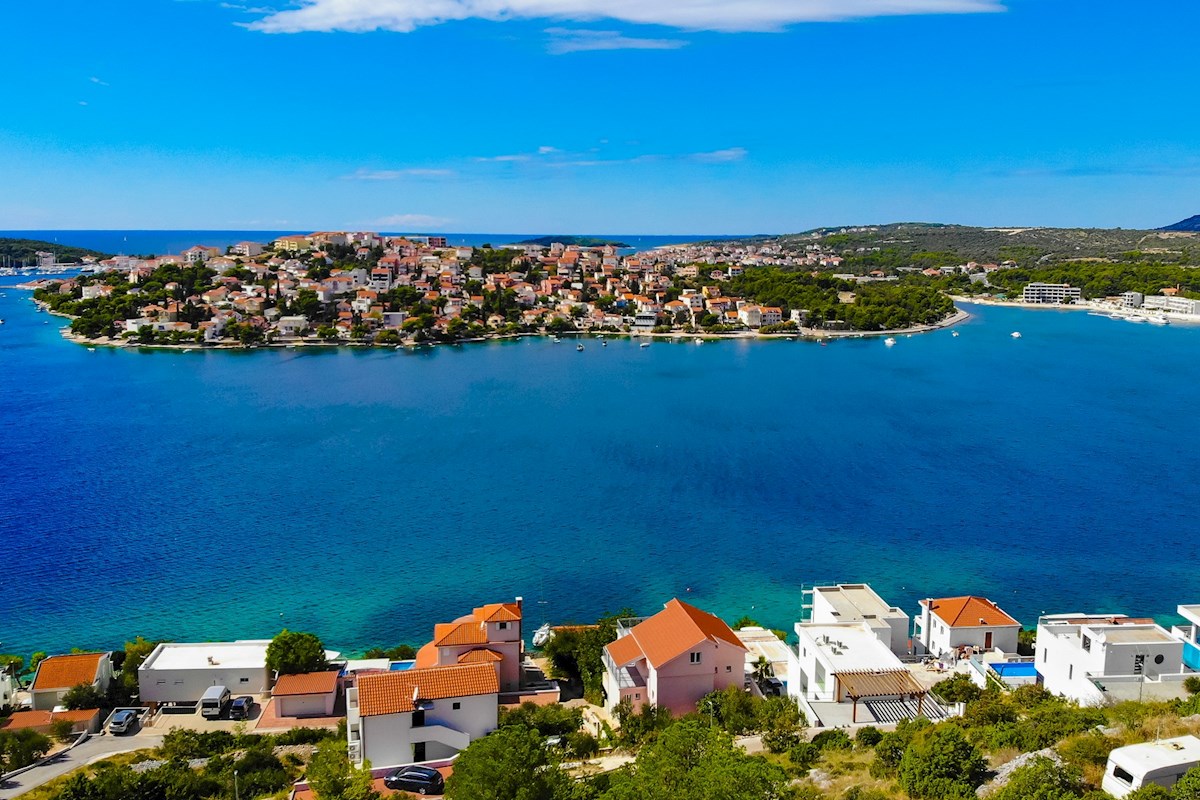 Terreno con permesso e vista sul mare aperto vicino a Rogoznica