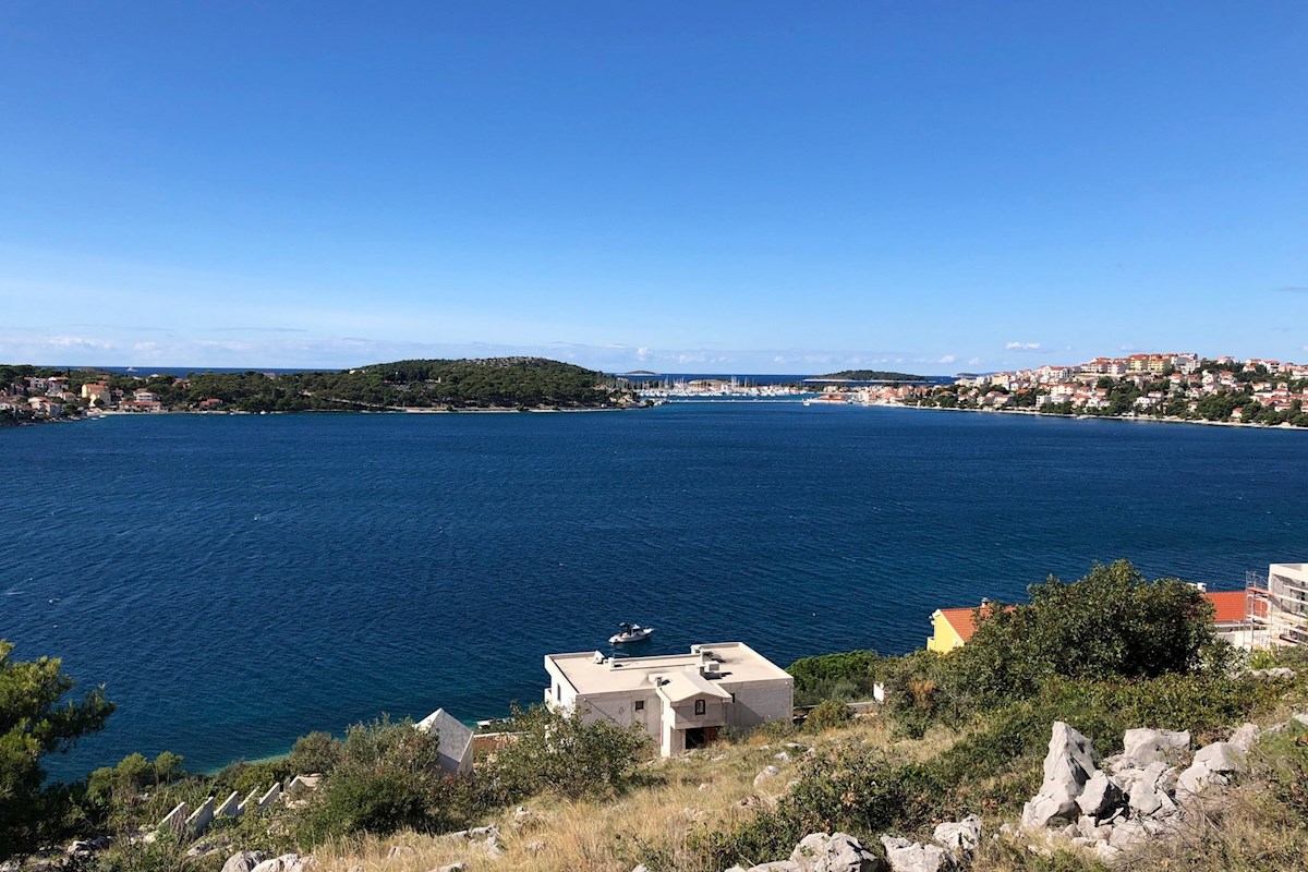 Terreno con permesso e vista sul mare aperto vicino a Rogoznica