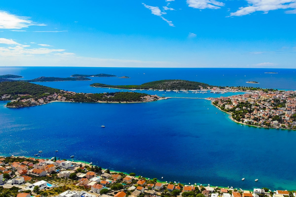 Terreno con permesso e vista sul mare aperto vicino a Rogoznica