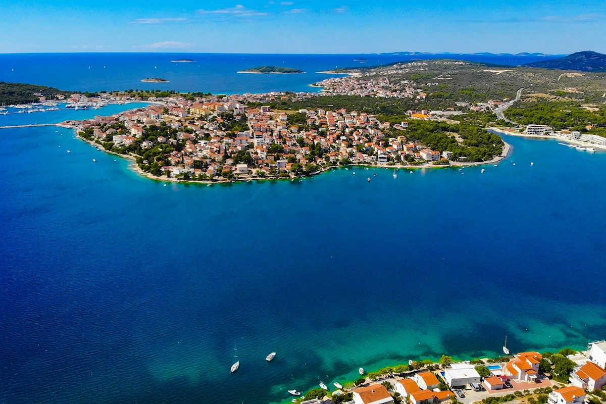 Terreno con permesso e vista sul mare aperto vicino a Rogoznica