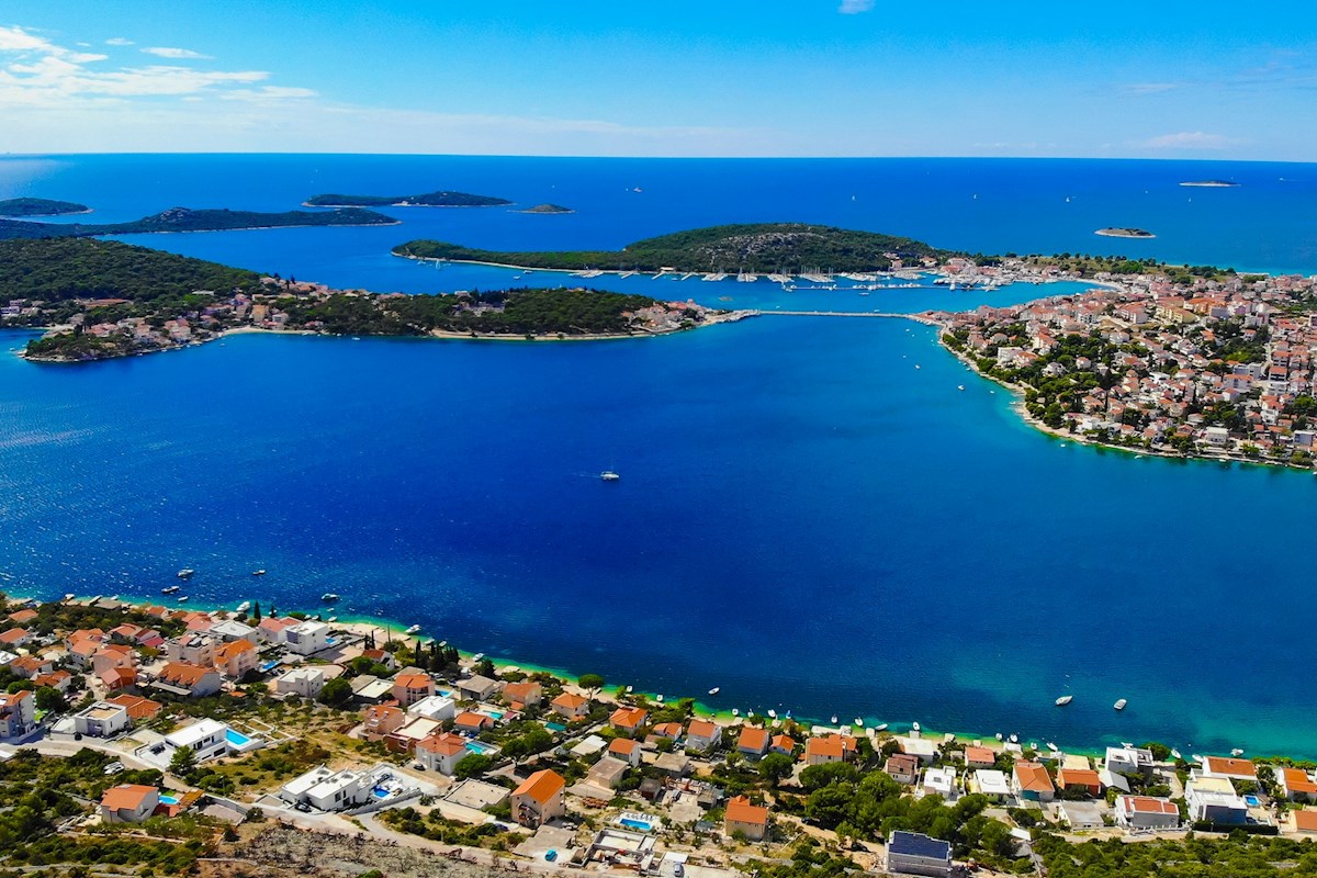 Terreno con permesso e vista sul mare aperto vicino a Rogoznica