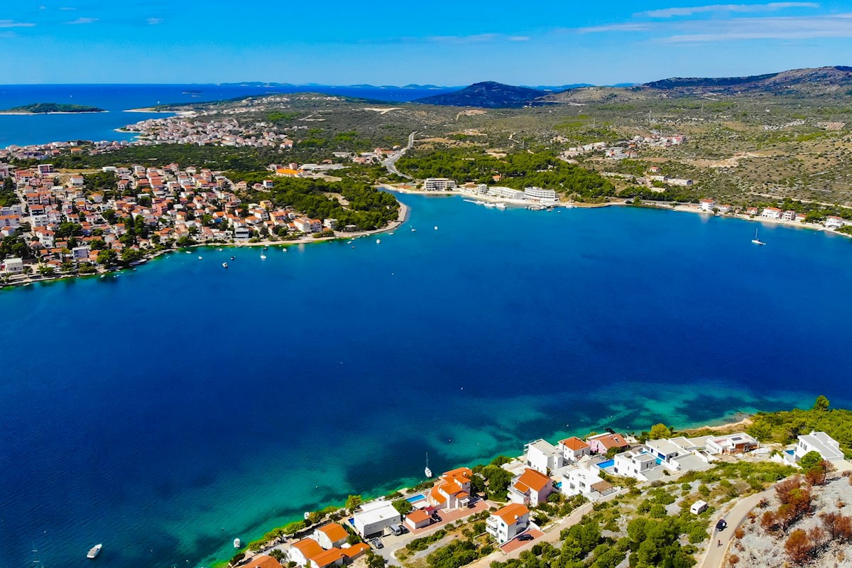 Terreno con permesso e vista sul mare aperto vicino a Rogoznica