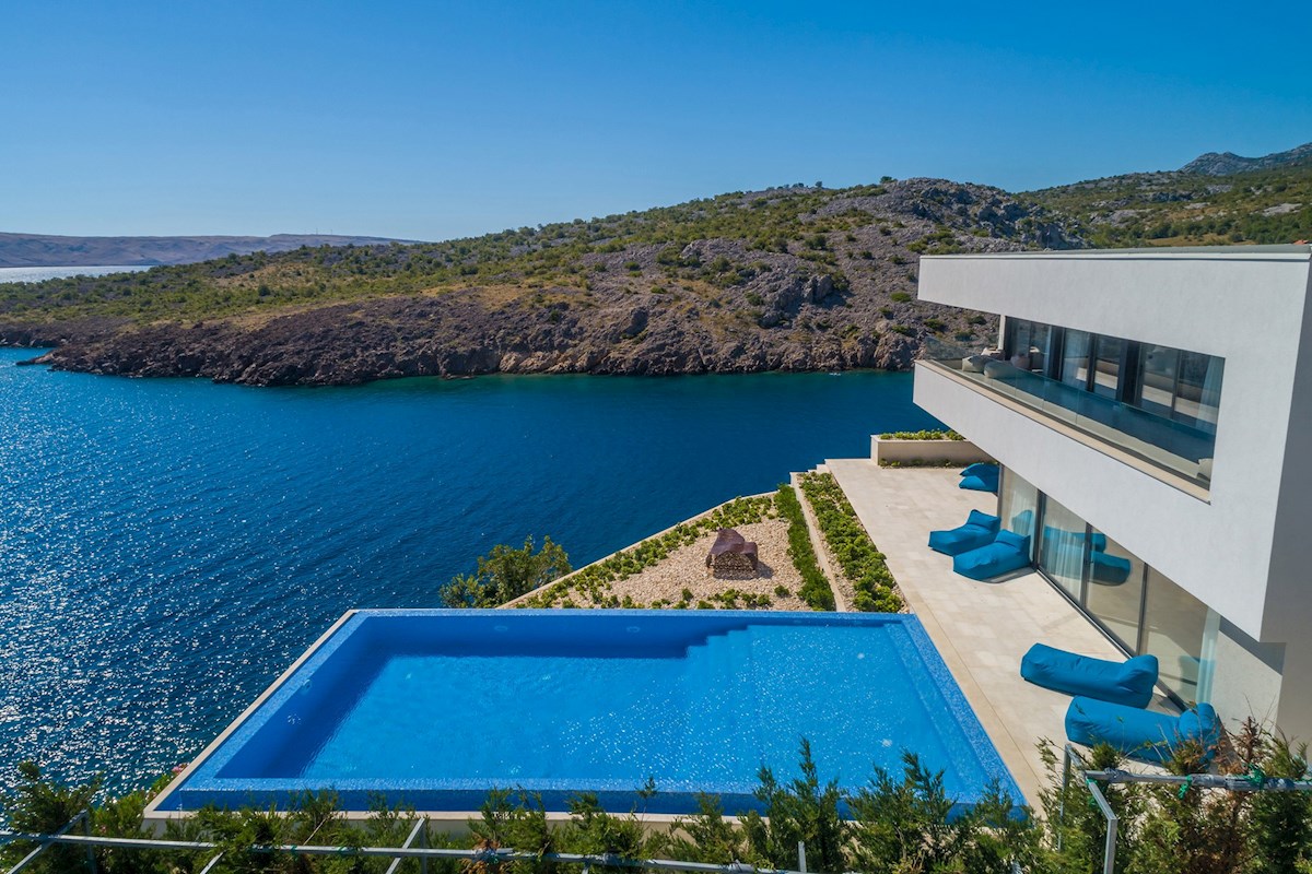 Una splendida villa contemporanea fronte mare che vanta una vista spettacolare