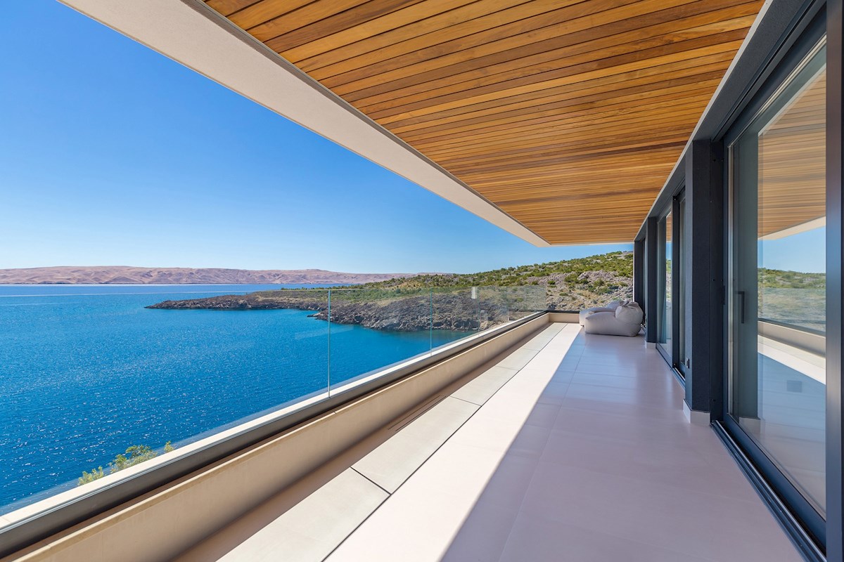 Una splendida villa contemporanea fronte mare che vanta una vista spettacolare