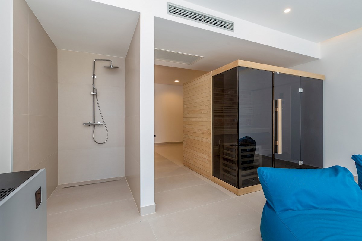 Una splendida villa contemporanea fronte mare che vanta una vista spettacolare