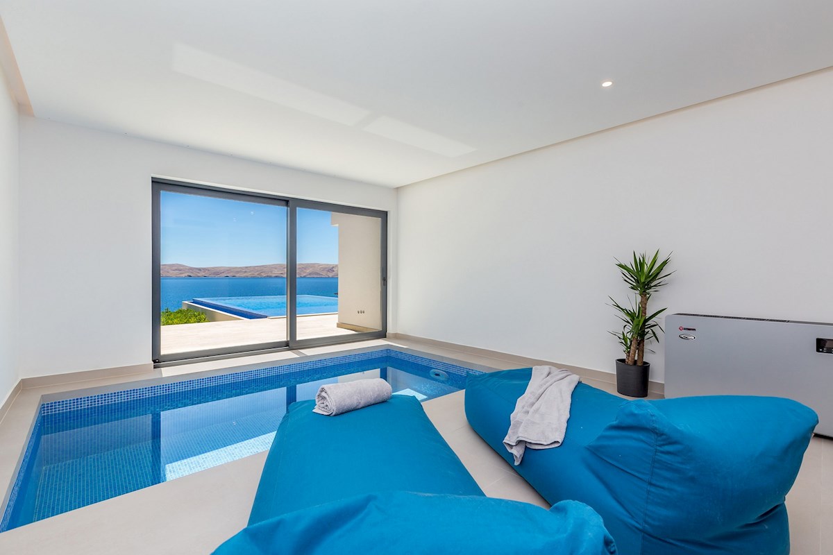 Una splendida villa contemporanea fronte mare che vanta una vista spettacolare