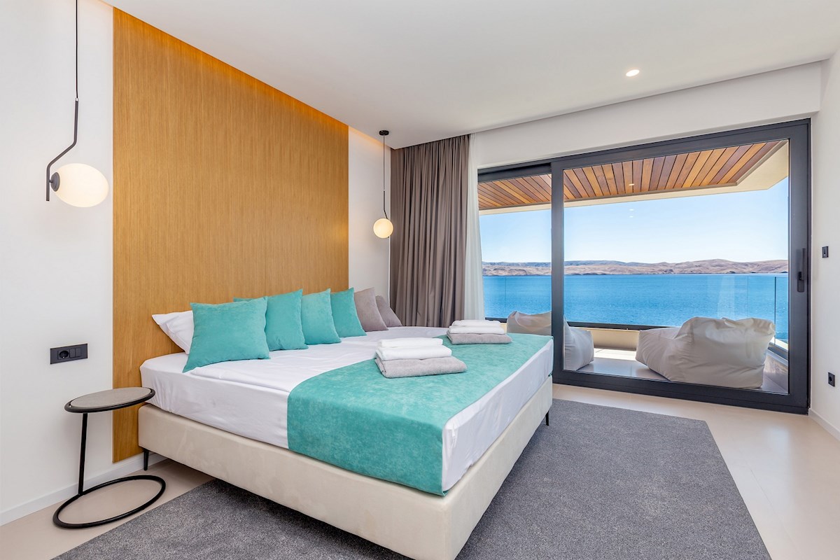 Una splendida villa contemporanea fronte mare che vanta una vista spettacolare