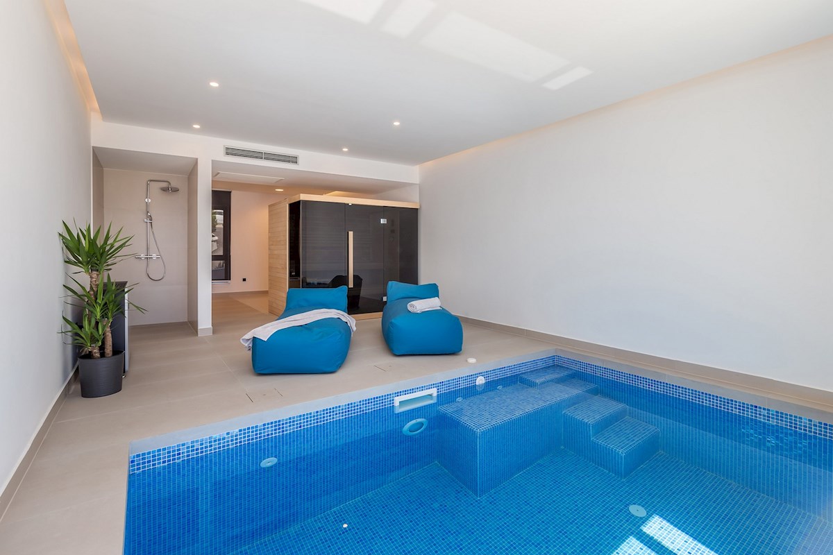 Una splendida villa contemporanea fronte mare che vanta una vista spettacolare