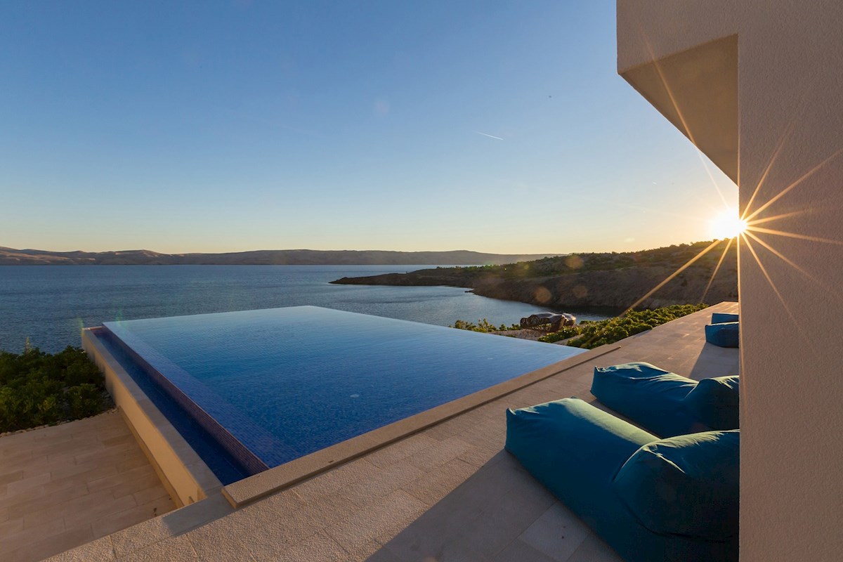 Una splendida villa contemporanea fronte mare che vanta una vista spettacolare