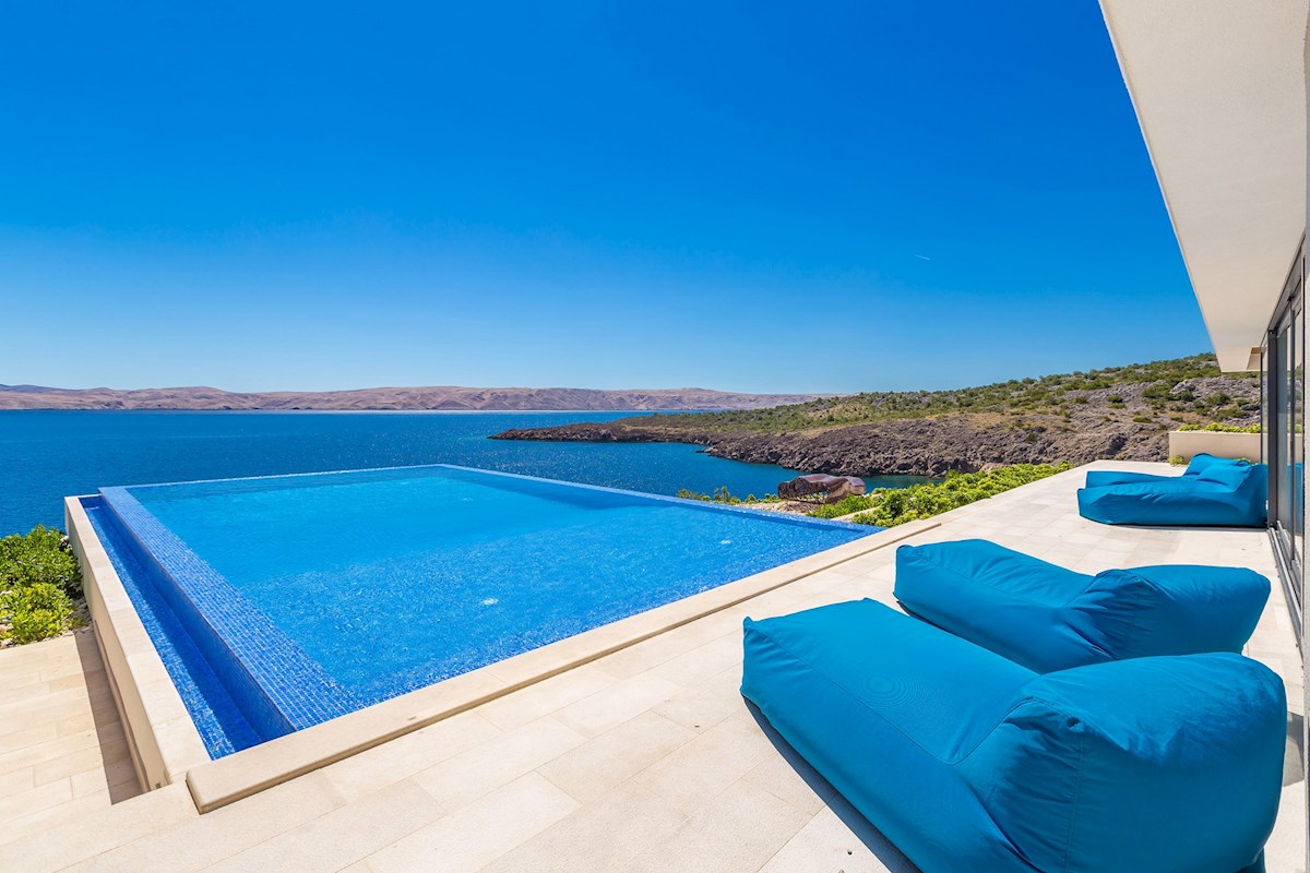 Una splendida villa contemporanea fronte mare che vanta una vista spettacolare